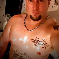 Hungone8's Chat & Dating Profile